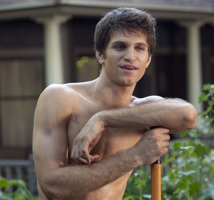 toby shirtless pretty little liars