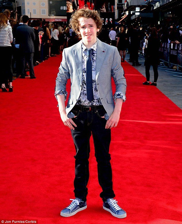 28F2CDCD00000578-3092650-Young_star_Art_Parkinson_also_made_an_appearance_at_the_premiere-a-49_1432296167627