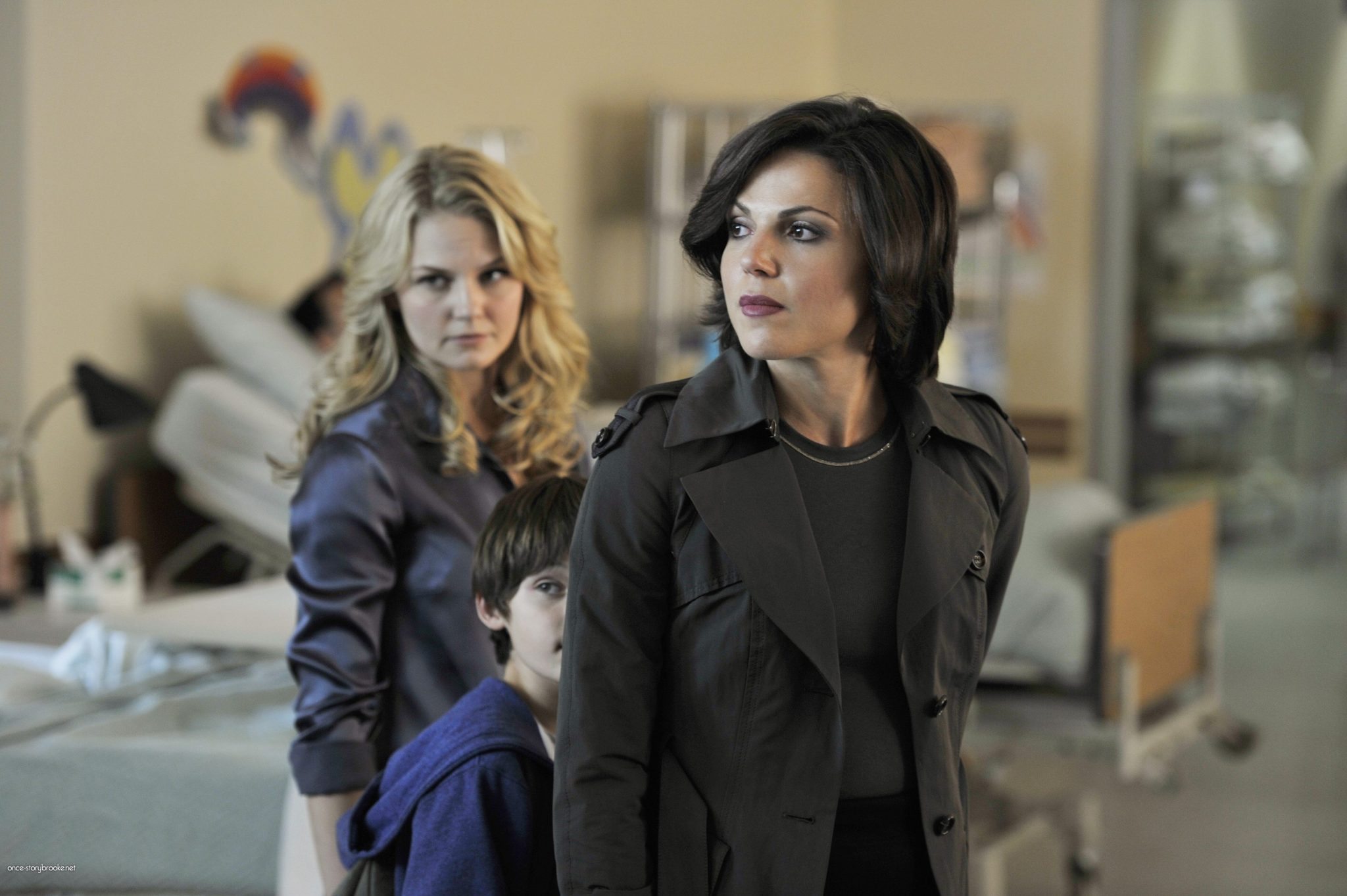 Regina-Emma-And-Henry-once-upon-a-time-36880209-3000-1996