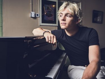 Ross Lynch is the new Harvey!